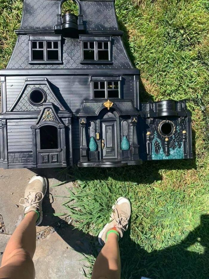 Женщина превращает старые домики для кукол в мрачные особняки с привидениями