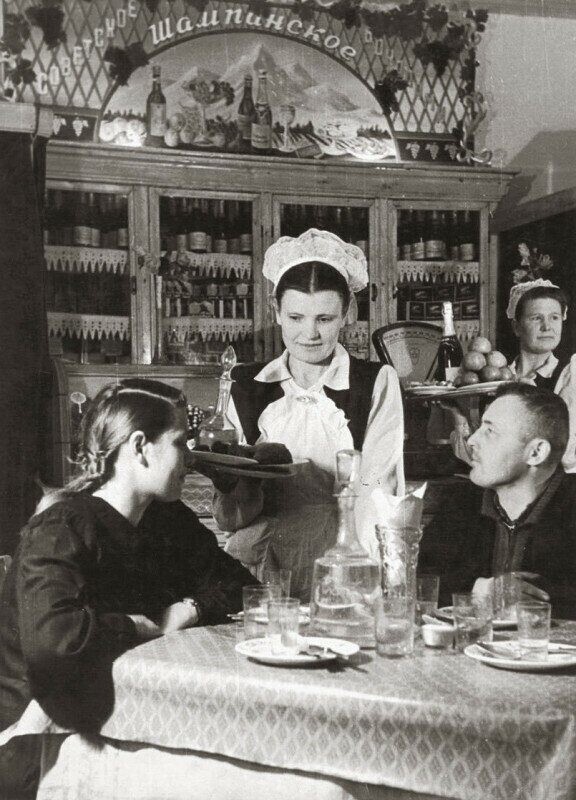 Обед рабочих в Чехове, Сахалин, 1950-е годы.
