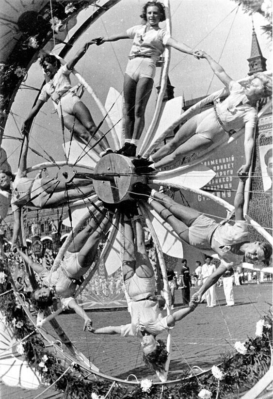 Акробатическая группа в колонне физкультурников орденоносного общества «Спартак», Красная площадь, 1938 год