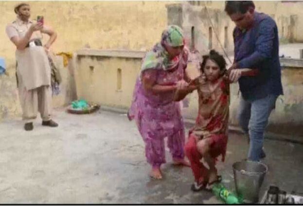 В Индии спасли женщину, 18 месяцев просидевшую в сортире по вине мужа: видео