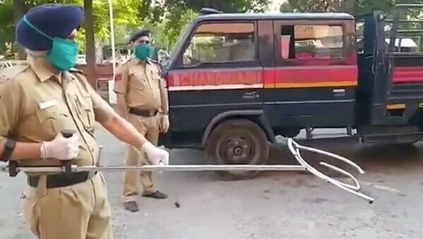 Индийская полиция в настоящее время пытается использовать гигантские клещи-ловушки для поимки и задержания людей
