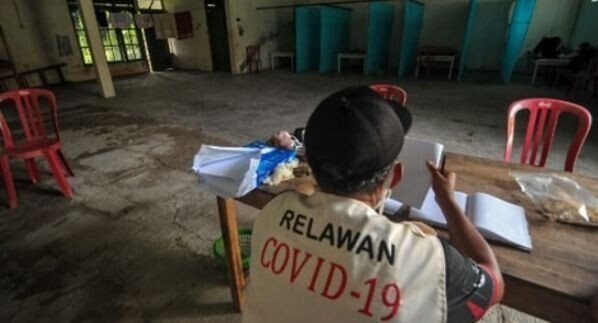 В Индонезии нарушителей карантина запирают в домах с привидениями