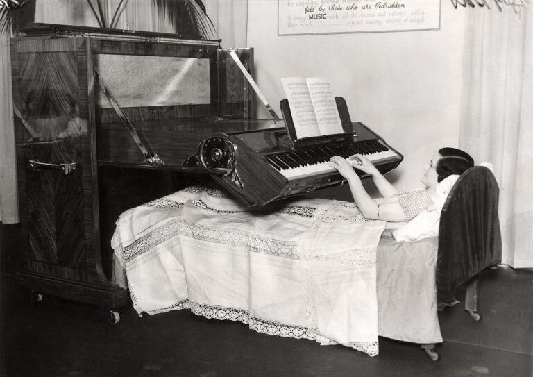 Фортепиано в постели. Сегодня у вас ноутбук на таких подставках, а у них пока только музыка