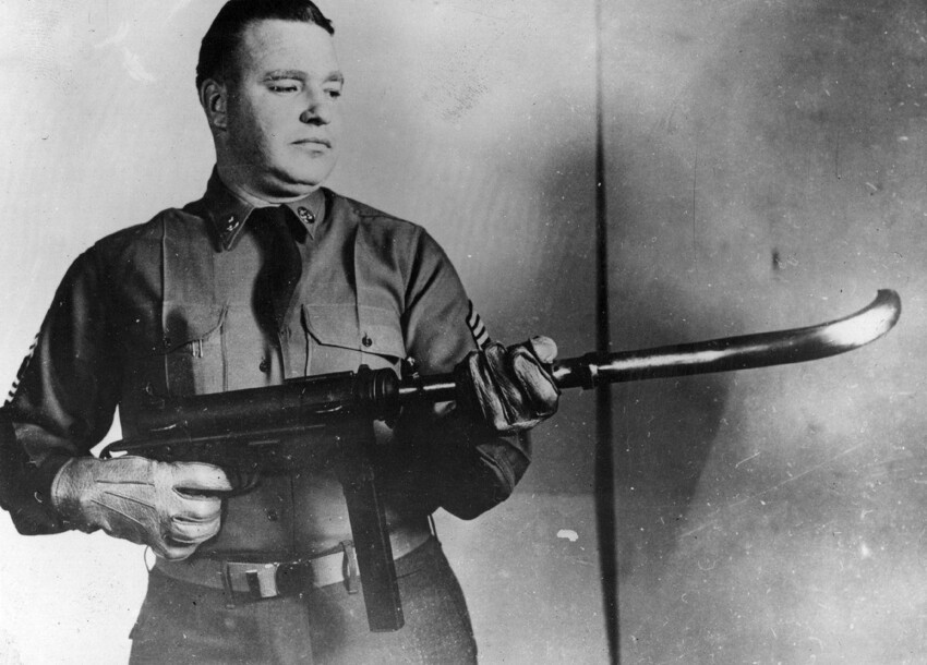 Пистолет-пулемет M-3 с изогнутым дулом для стрельбы из-за угла. 1953 г. США. Сегодня такое оружие более совершенно и работает с помощью системы линз и зеркал, тогда его просто загнули