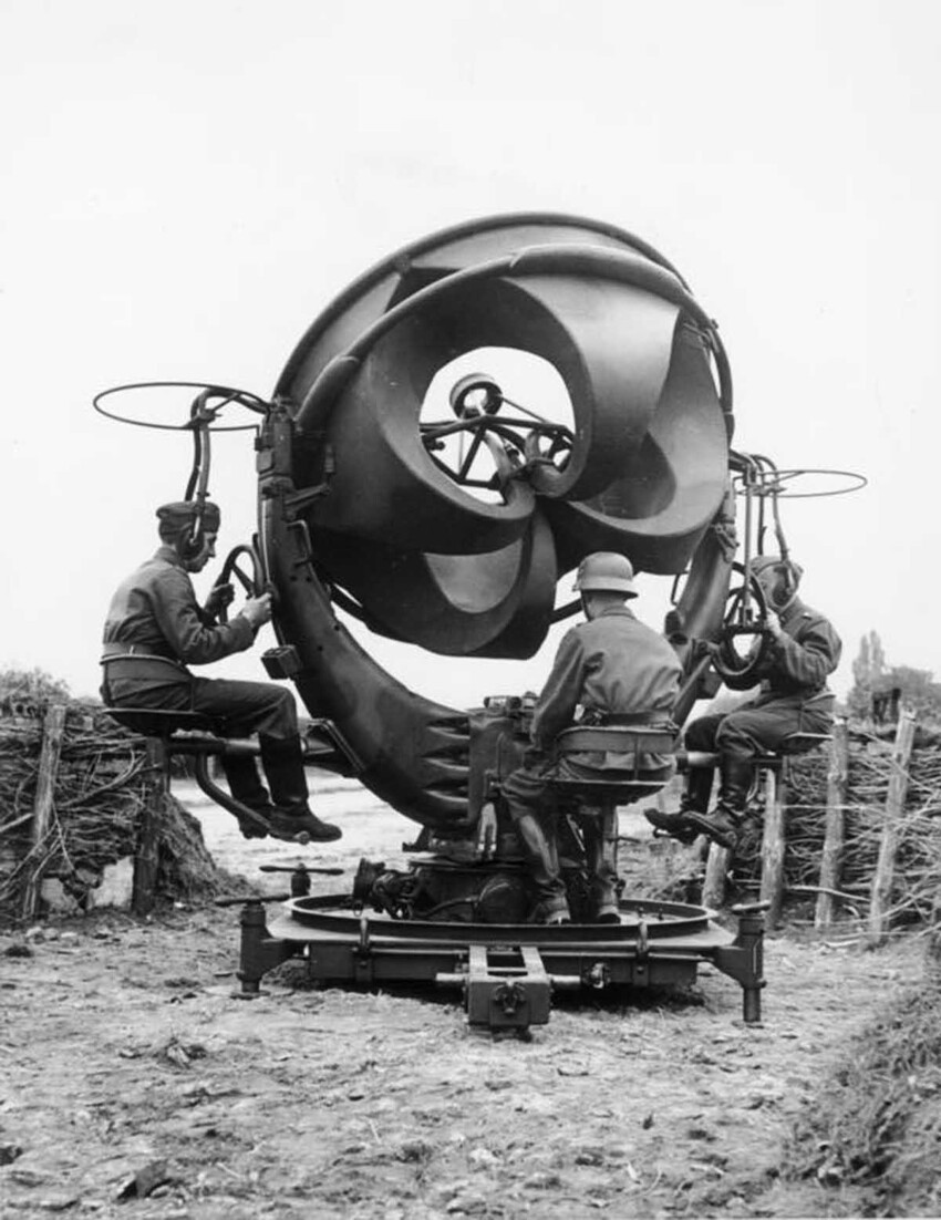 Один из вариантов акустического прибора, использовавшийся во время Второй мировой в немецких войсках, 1939 год. По некоторым данным, с его помощью удавалось обнаружить вражеский самолет на расстоянии до 12 км