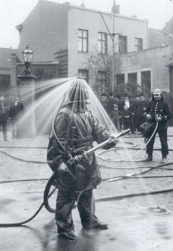 Костюм пожарного с системой пожаротушения, начало 20-го века. Сегодня такое у нас в потолках делают
