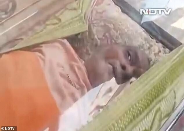 74-летний индиец ожил в гробу
