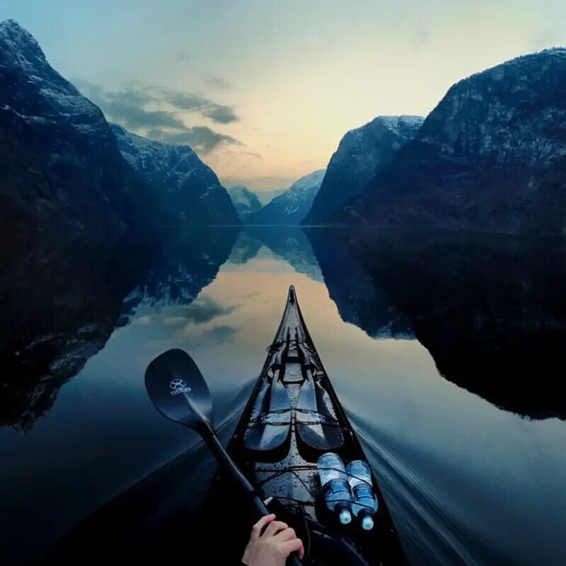 Каякер делает потрясающие фотографии норвежских фьордов и публикует их в Instagram*