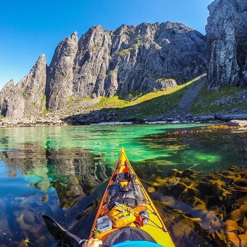 Каякер делает потрясающие фотографии норвежских фьордов и публикует их в Instagram