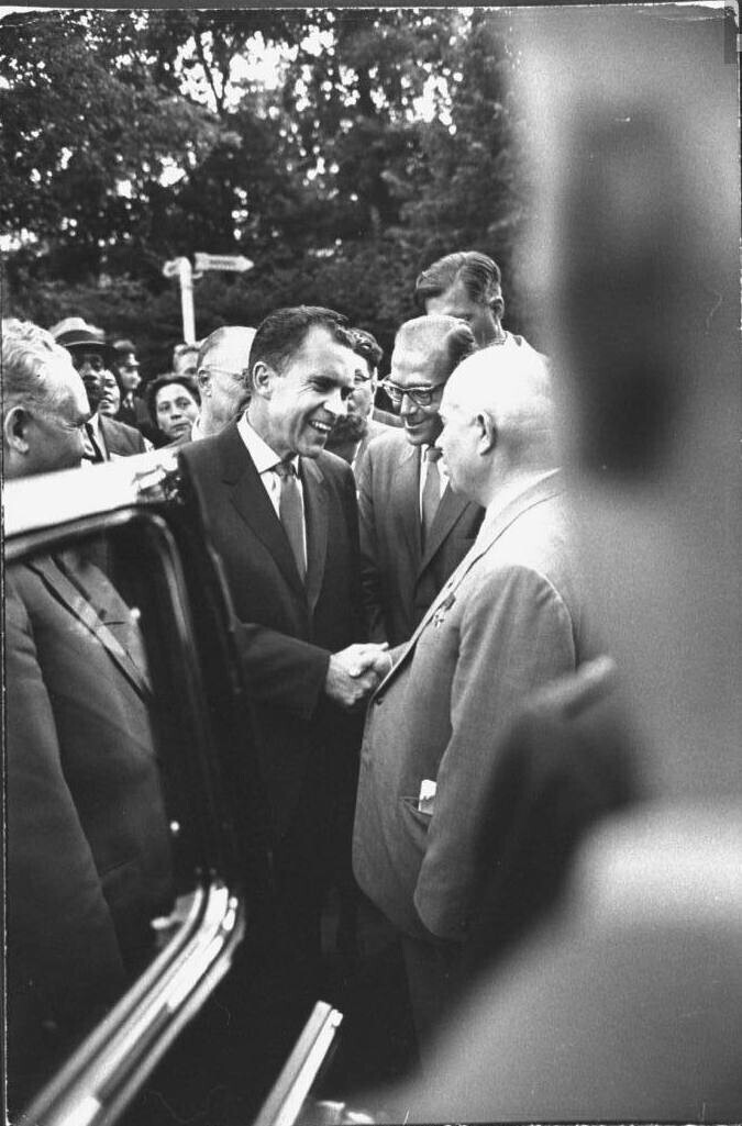 Никсон пожимает руку Хрущеву по приезду на Выставку