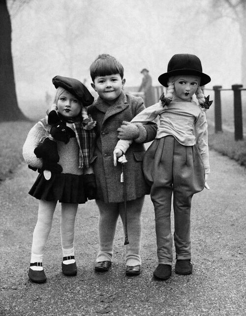 Мальчик с двумя куклами, 1952 год.