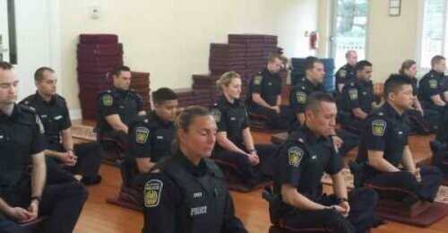 Канадские полицейские медитируют