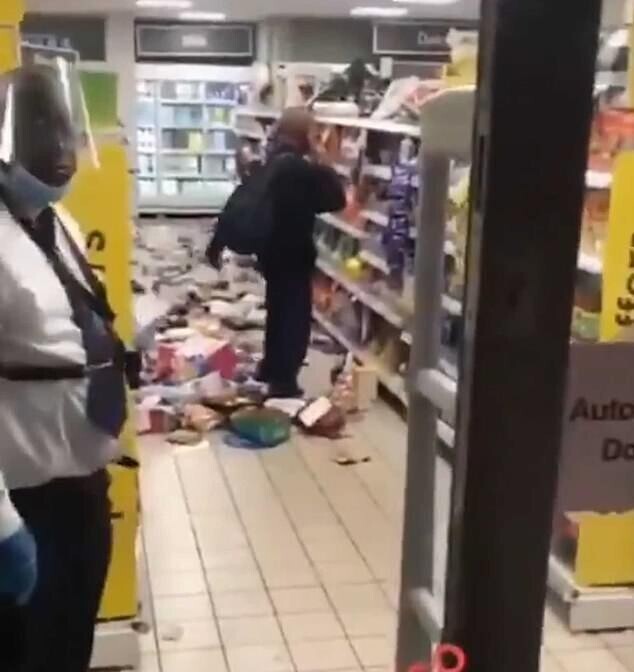 Видео: мужчину попросили надеть маску в супермаркете и он устроил дебош
