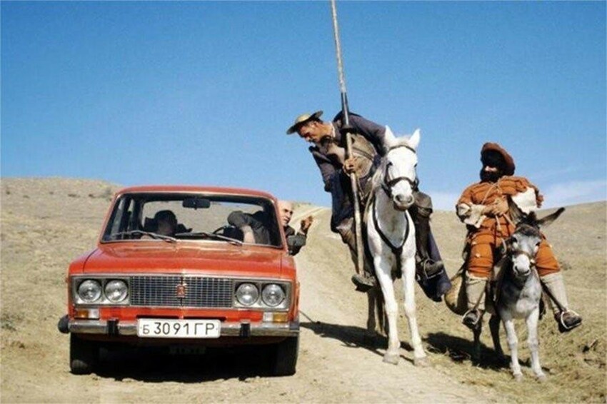 Исполнитель роли Дон Кихота Кахи Кавсадзе объясняет дорогу водителю автомобиля, 1986 год.