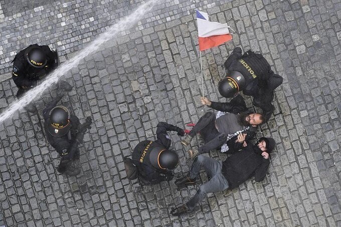Из-за коронавируса центр Праги стал местом сражений с полицией: видео