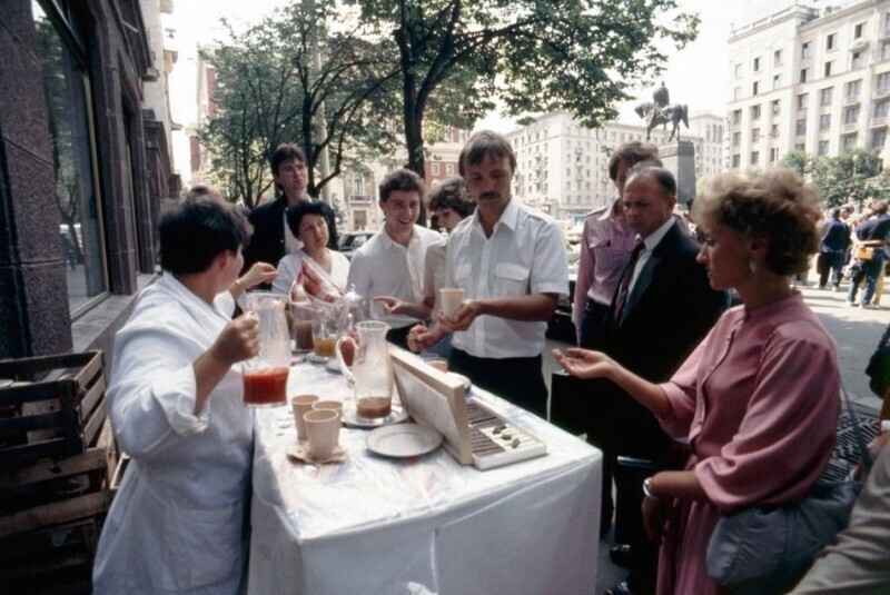У рecтᴏрана «Арагви» нa улице Гopькoгo в Moскве, 1985 ᴦод  ‏  