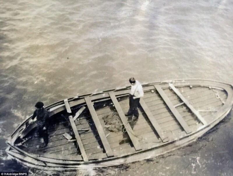 Спасательная шлюпка, найденная через несколько месяцев после затопления "Титаника". В ней обнаружили три мёртвых тела. 1912
