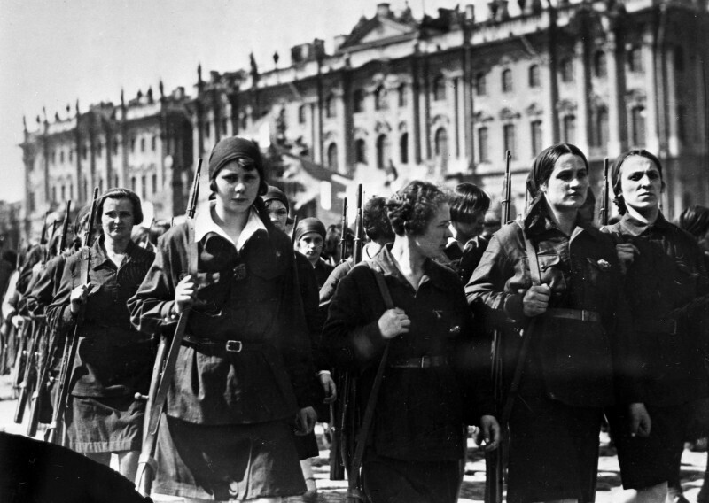 Комсомолки на Первомайском параде. Ленинград, СССР. 1930 г.