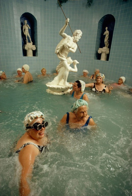 Женщины наслаждаются вихревой ванной с подогревом. Сент-Питерсберг, Флорида, 1973