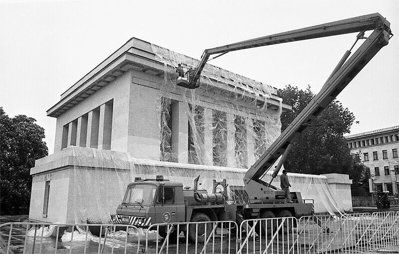 Август 1999 года. Демонтаж мавзолея Георгия Димитрова, вечной усыпальницы великого вождя болгарских коммунистов