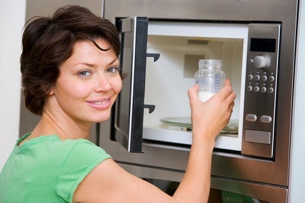 Можно ли греть молоко в микроволновке?