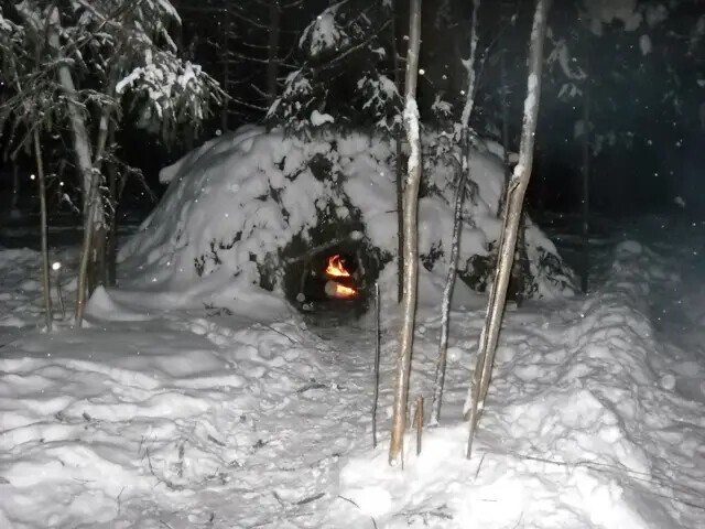 В теплое время года маньяк строил шалаши, а зимой вот такие временные жилища из веток и снега