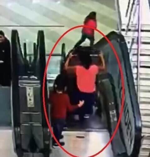 "Куда родители смотрят?": двое детей упали с эскалатора в московском ТЦ "Мегаполис"
