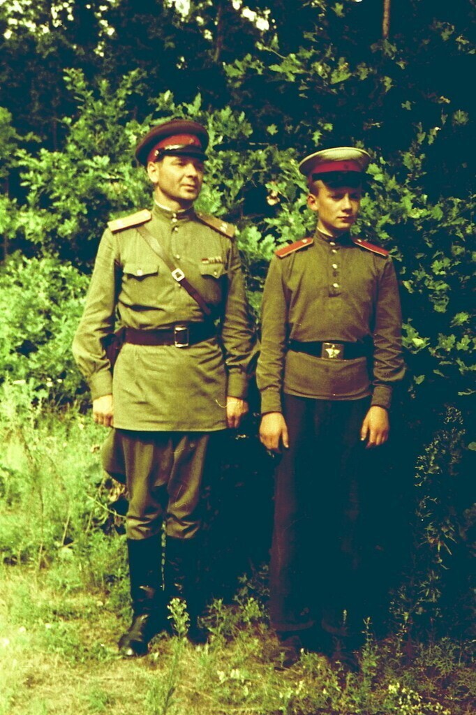 Сын генерал-майора Дибровы Александр со своим наставником. 1954-1955 гг.