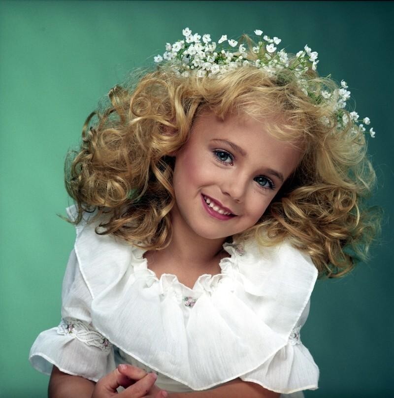 ДжонБенет Рэмси — королева красоты, завоевавшая к 6 годам множество титулов, среди которых: «Маленькая Мисс Шарлевуа», «Маленькая Мисс Колорадо», «Девочка с обложки из Колорадо», «Крошечная Красавица Нации».