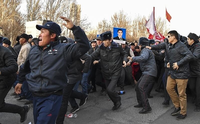 Трудоустройство киргизии. Садыр Жапаров митинг Бишкек. Восстание в Киргизии. Бишкек беспорядки 2020. Садыр Жапаров революция.