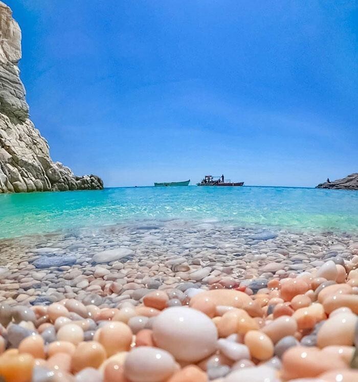 18. Камни на пляже выглядят как яйца