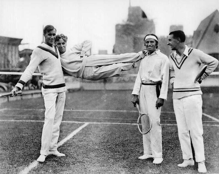 Чарли Чаплин зависает с друзьями, 1923 г.