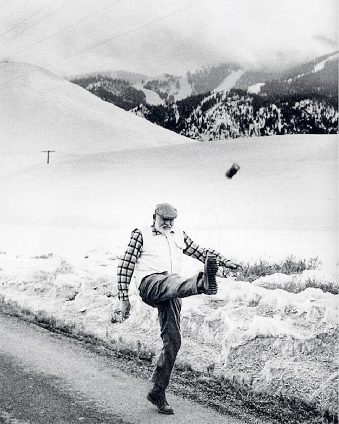 Эрнест Хемингуэй ногой запускает банку в небо, 1959 г.
