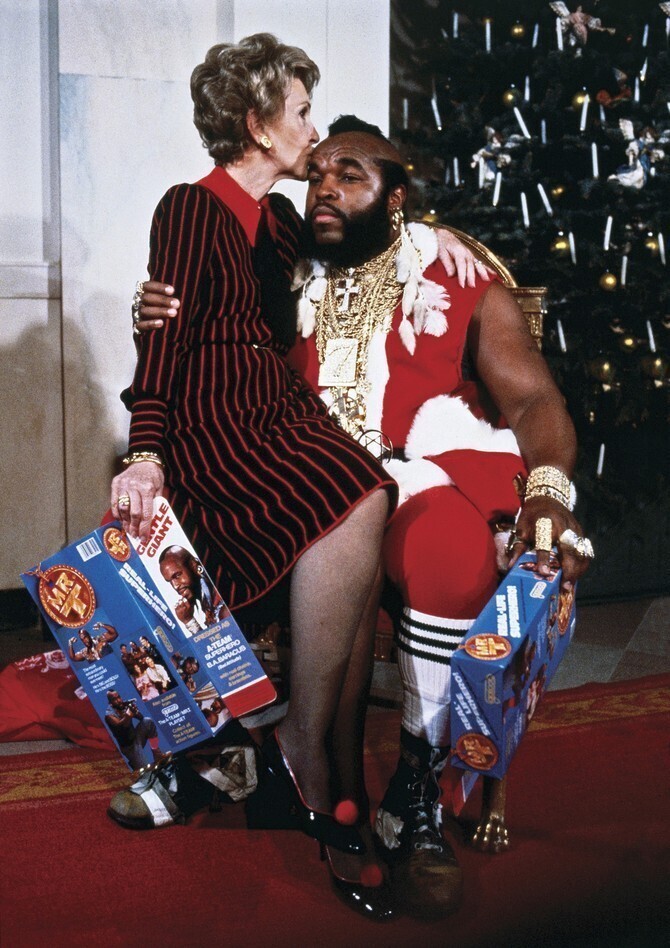 Нэнси Рейган на коленях Мистера Ти, известного американского актера.