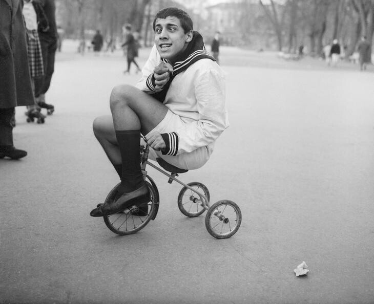 Адриано Челентано на велосипедике, 1955 г.