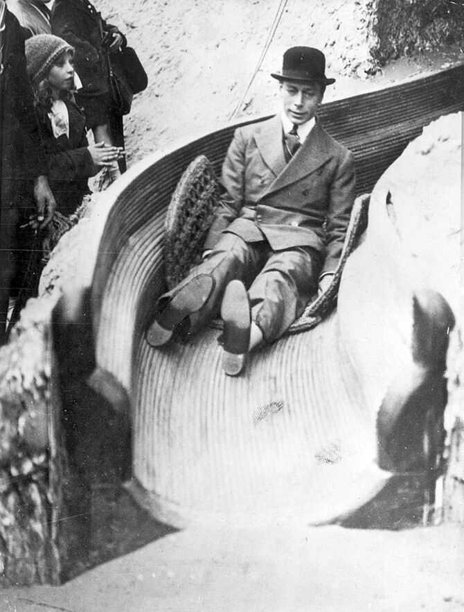 Английский король Георг VI съезжает с горки, 1925 г.