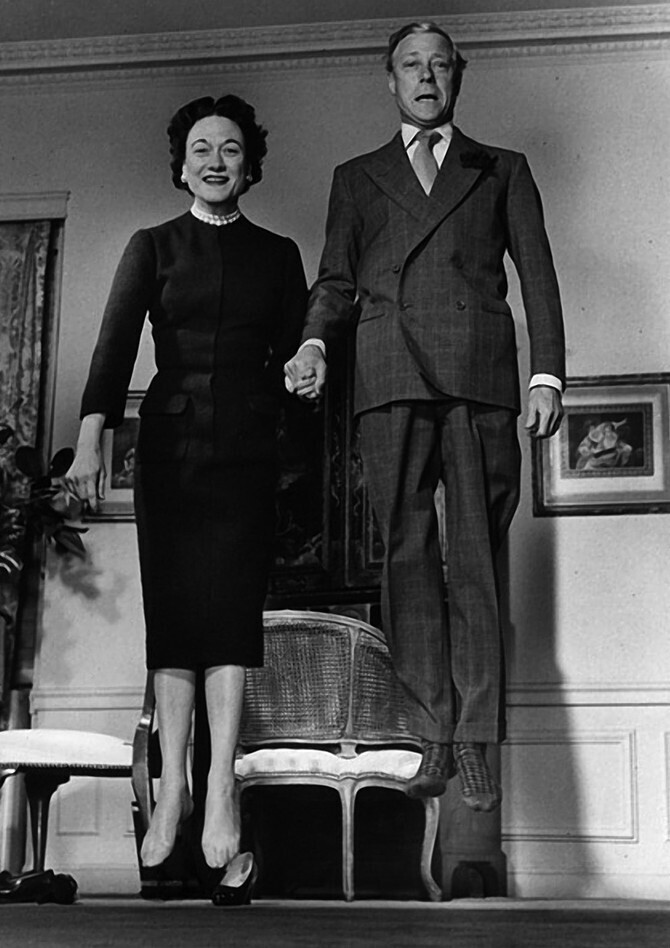 Герцог и герцогиня Виндзорские забыли про английскую чопорность, скинули туфли и прыгают как дети, 1959 г.