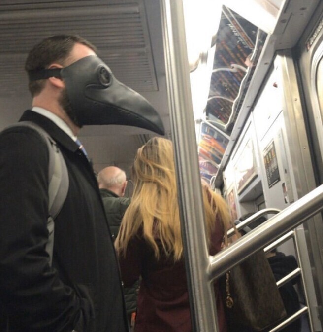 Безумные маски, которые можно встретить в метро во время эпидемии