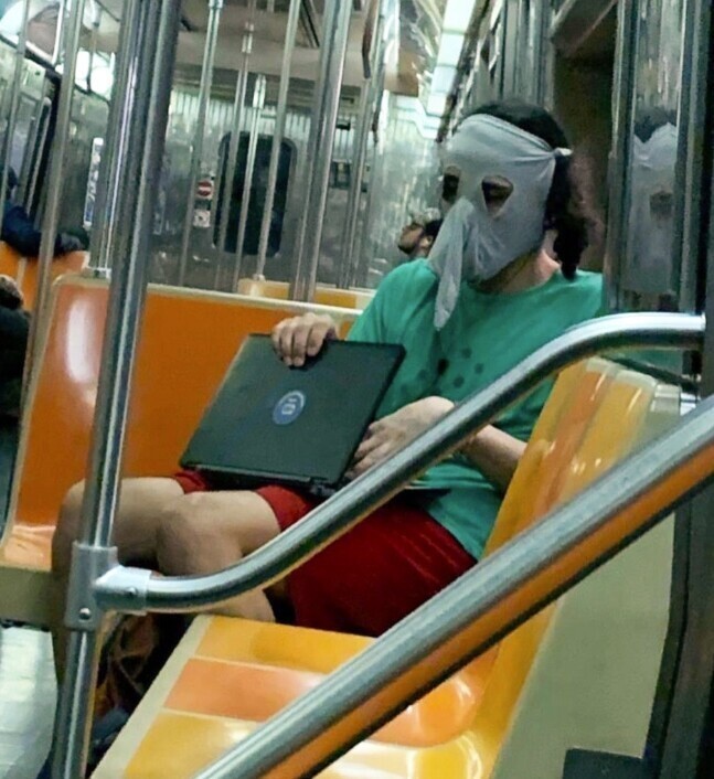 Безумные маски, которые можно встретить в метро во время эпидемии