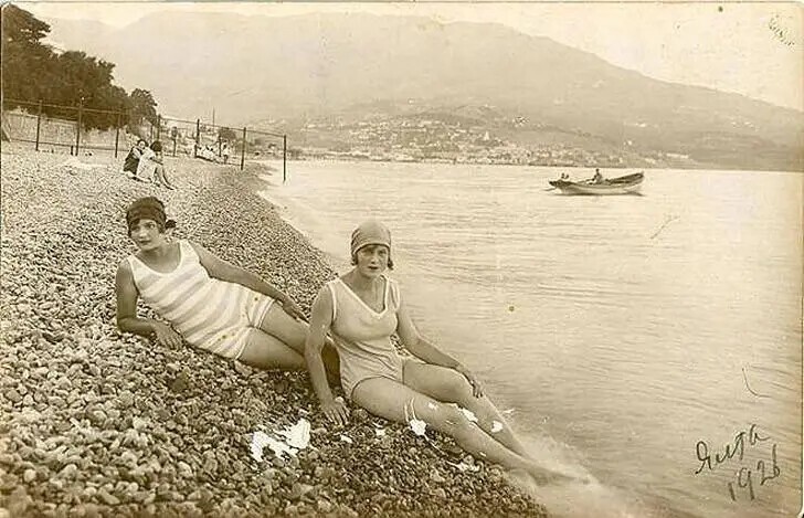Две женщины на пляже. П. Мокиенко, Крым, г. Ялта, 1926.