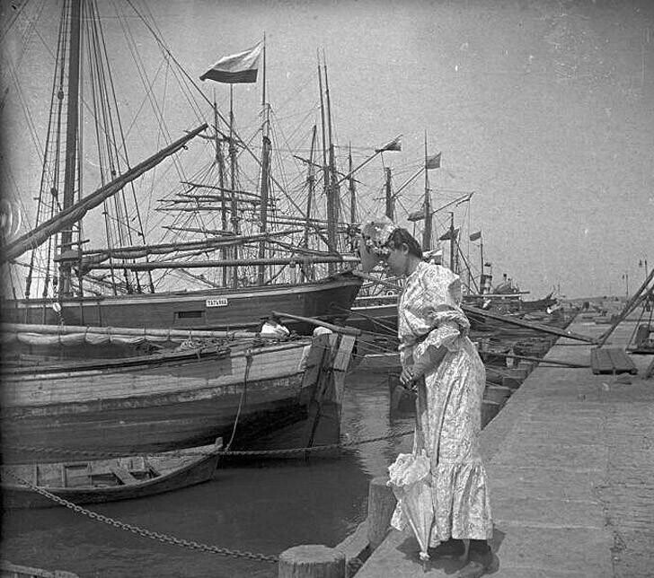 Прогулка в Ялте по набережной. Николай Вечерский, Крым, г. Ялта, 1901 год.