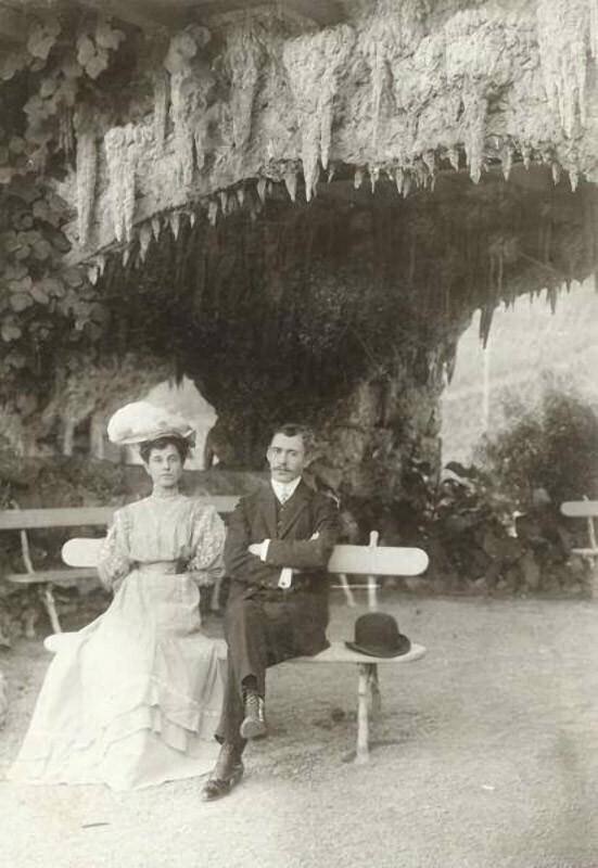 Портрет семейной пары в гроте. Кукулевич, Крым, г. Ялта, 1895−1905.