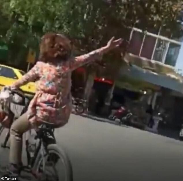 В Иране женщину арестовали за то, что она каталась на велосипеде без хиджаба