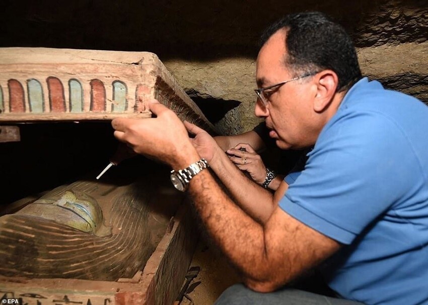  В Египте нашли огромный тайник с древними саркофагами возрастом 2500 лет  