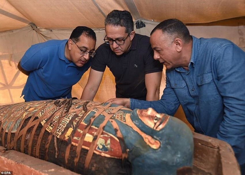  В Египте нашли огромный тайник с древними саркофагами возрастом 2500 лет  