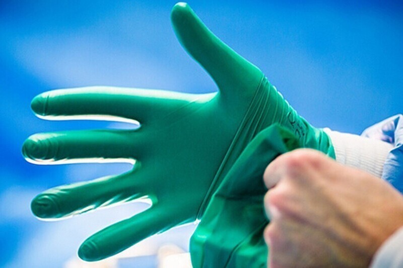Главный инфекционист Минздрава пояснил свои слова о перчатках