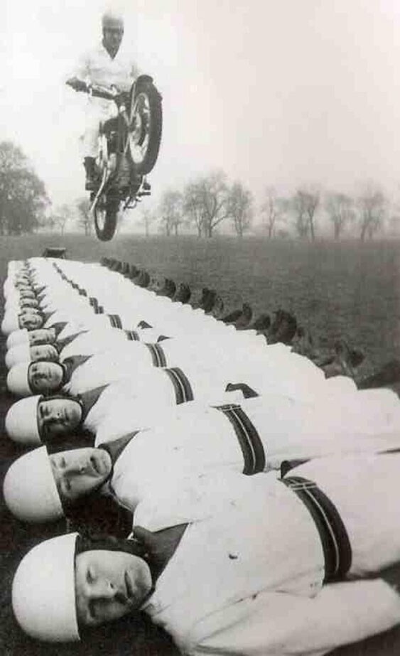 Том Гледхилл прыгает на мотоцикле через ряд из более 20 представителей команды Королевской артиллерии на скорости 72 км/ч, 1966 год.