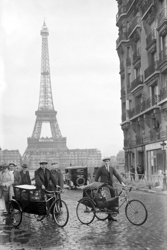 Отцы везут детей в школу под дождём, Париж, 1920 год