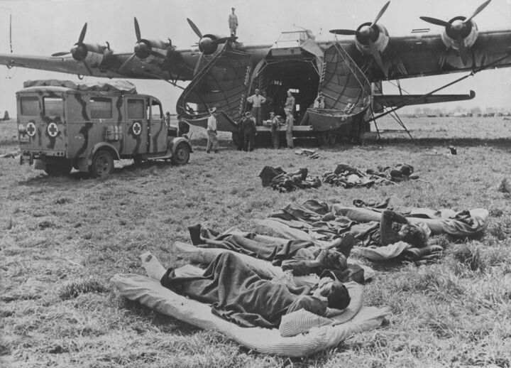 1943 год. Северная Африка. Раненые перед погрузкой в тяжелый немецкий транспортный самолет Messerschmitt Me.323D-8 «Gigant» в Тунисе