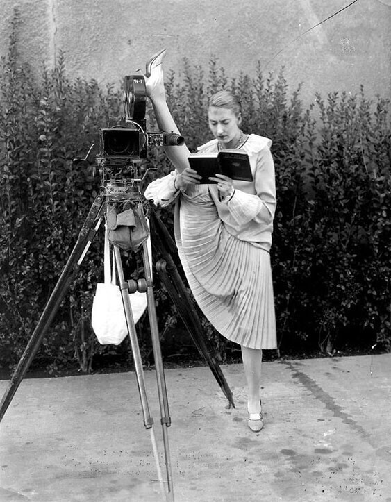 Шарлотта Гринвуд демонстрирует растяжку в студии MGM. США, 1928 год